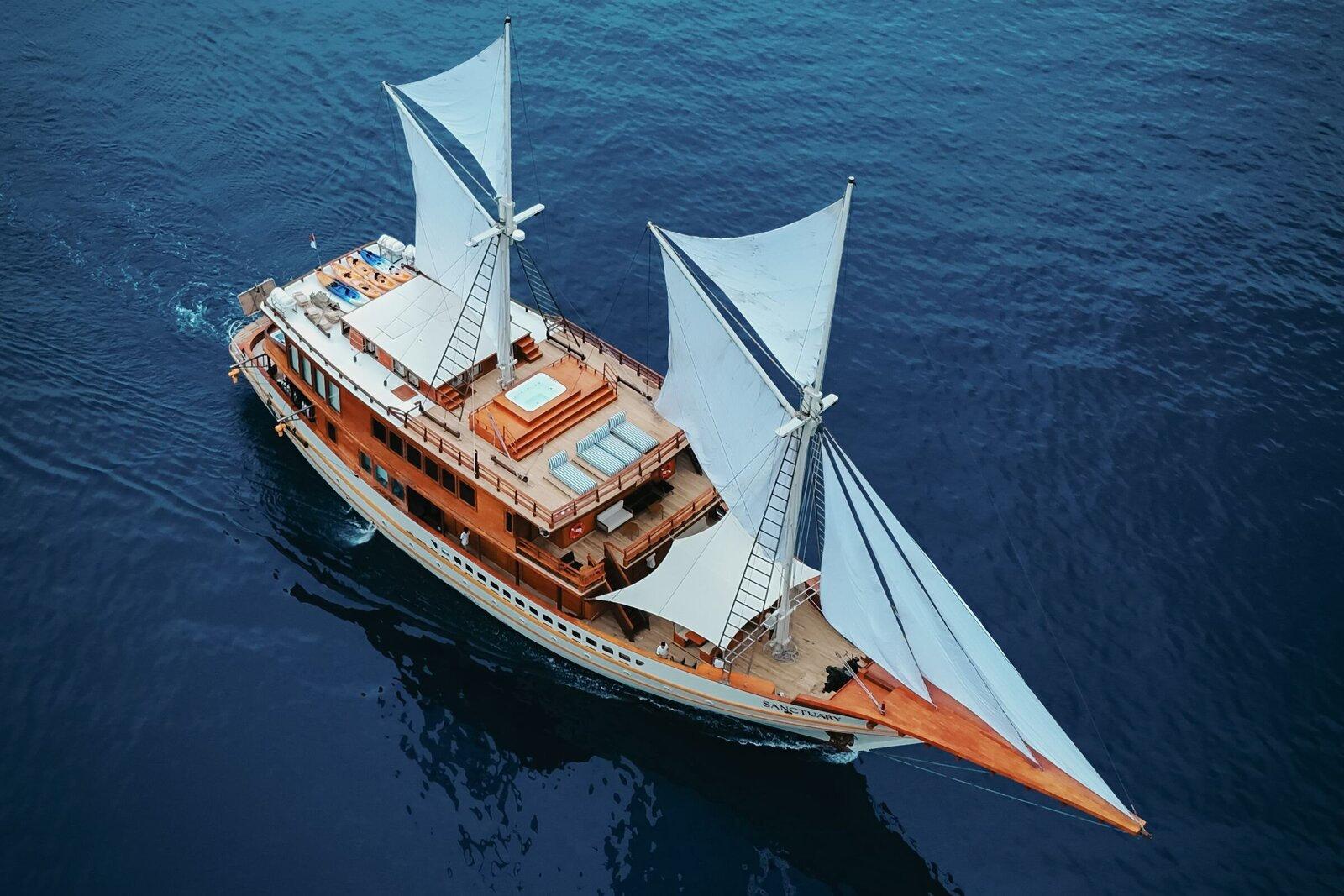 Private Luxury Phinisi Cruise 3D2N
